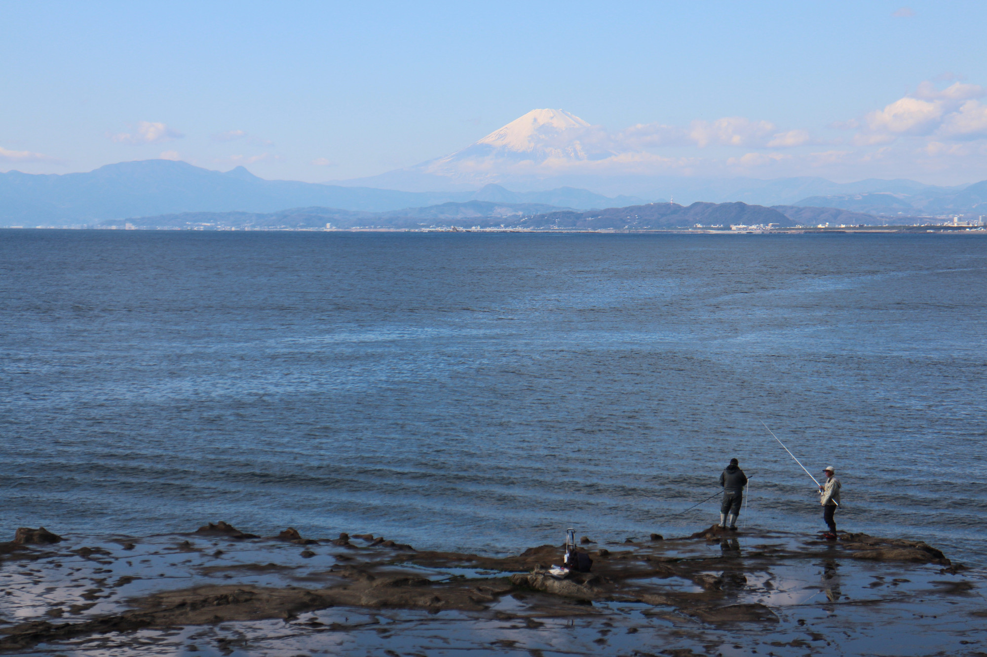 Der Fuji von Enoshima aus gesehen, Angler im Vordergrund. 
