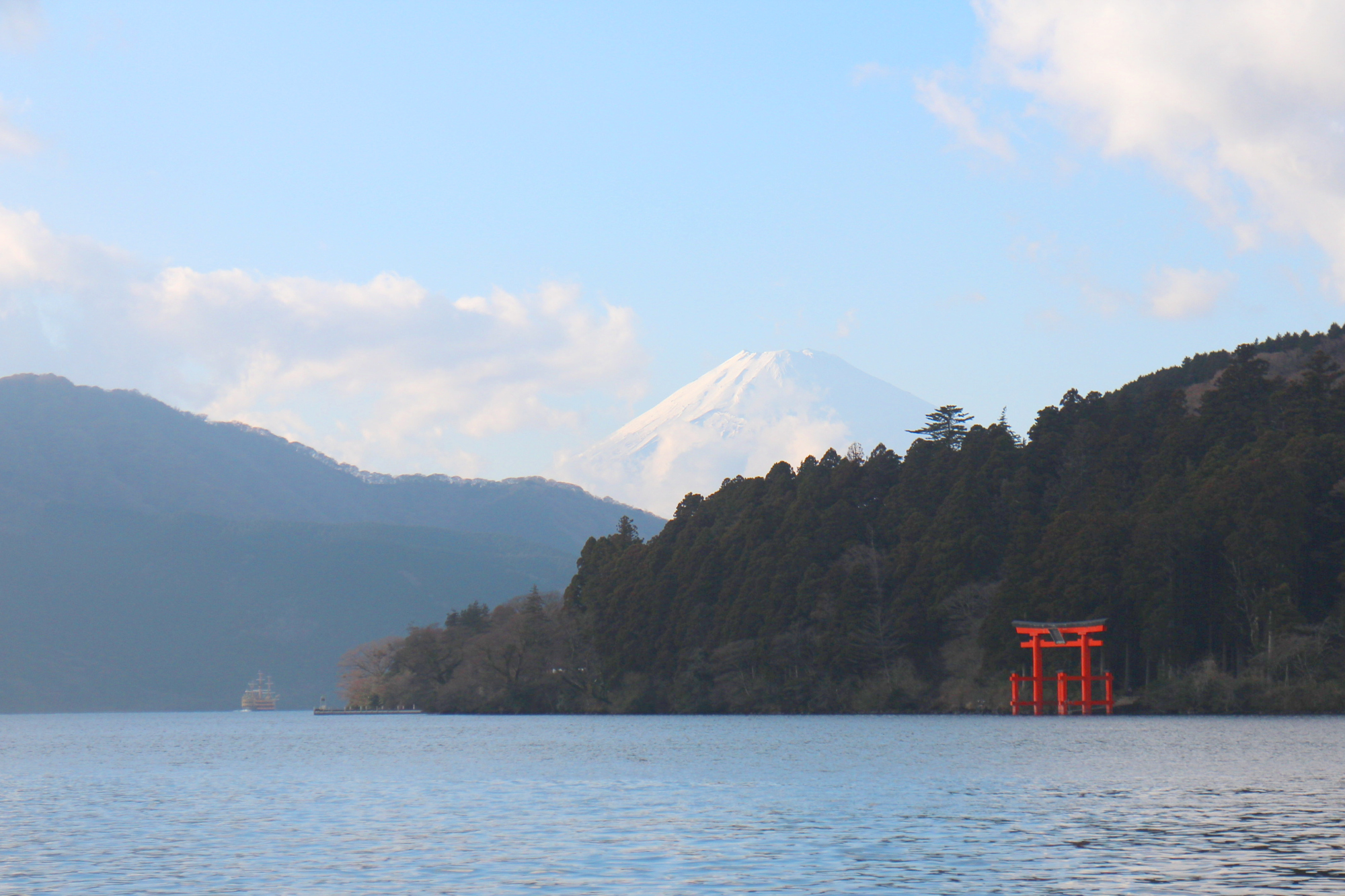 Der See Ashinoko mit dem Fuji bzw. Fudschijama im Hintergrund und dem roten Torii des Hakone-Schreines.