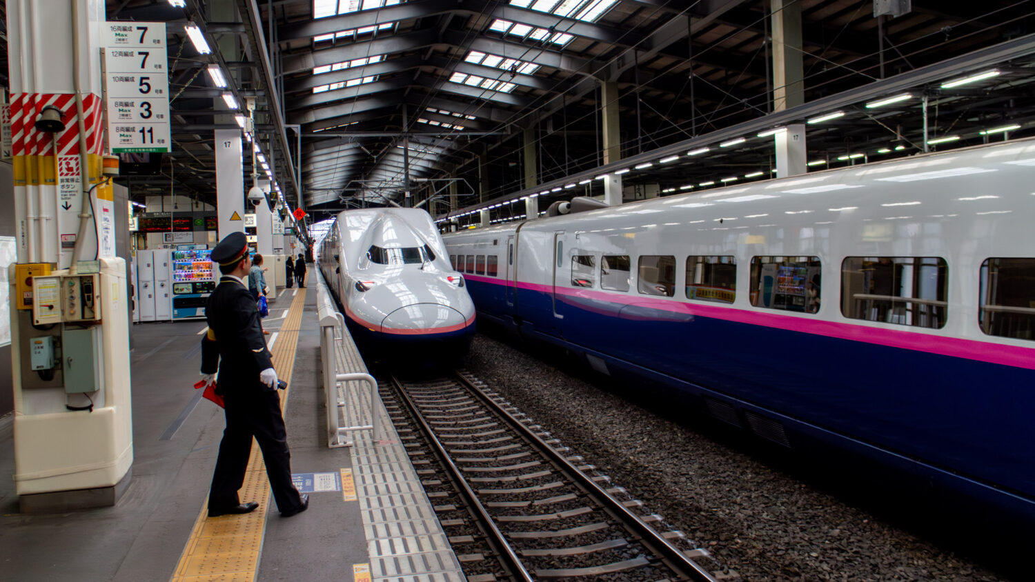Ein Shinkansen fährt in den Bahnhof ein