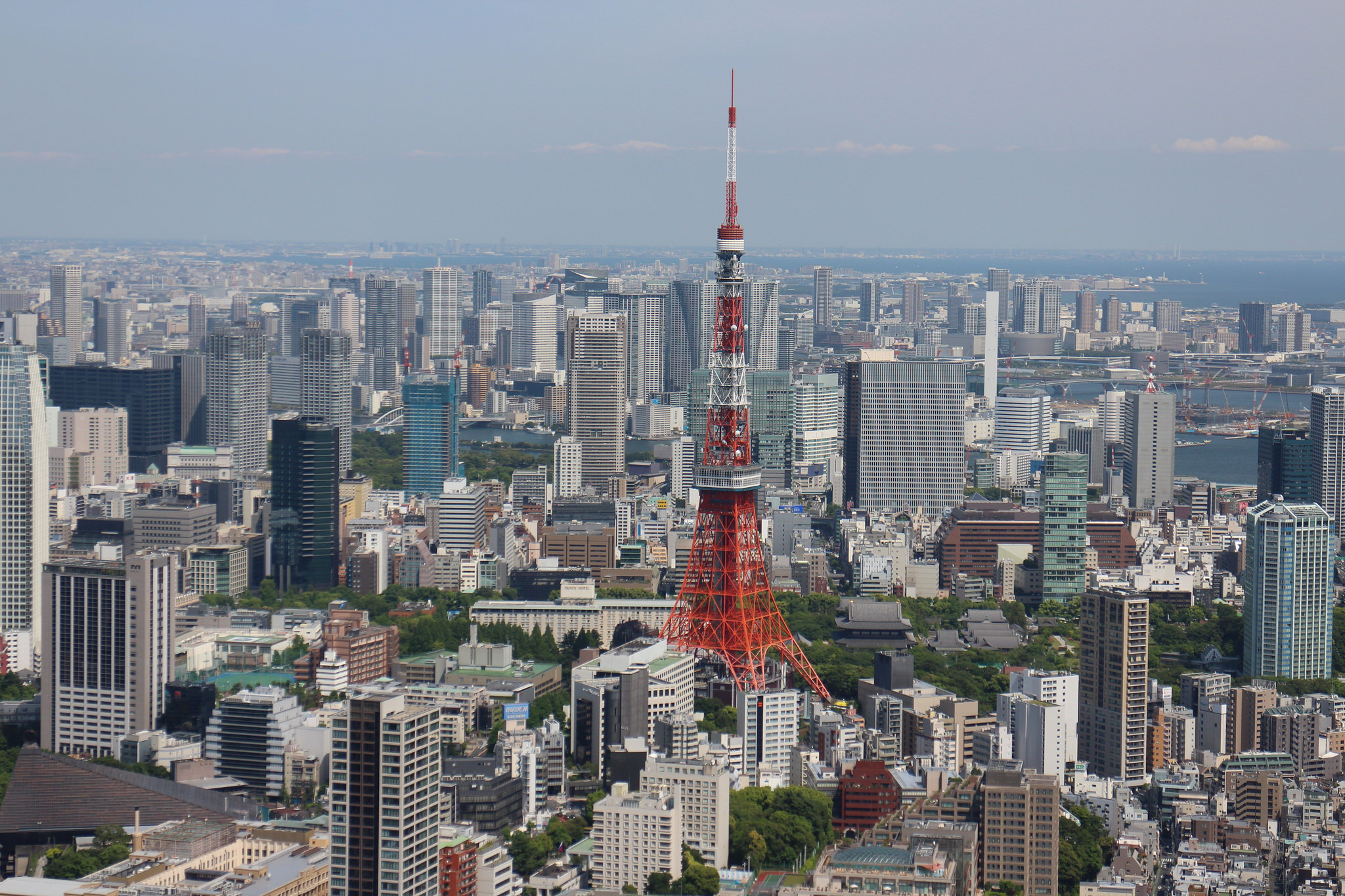 Blick vom Mori-Building auf den Tokyo Tower.