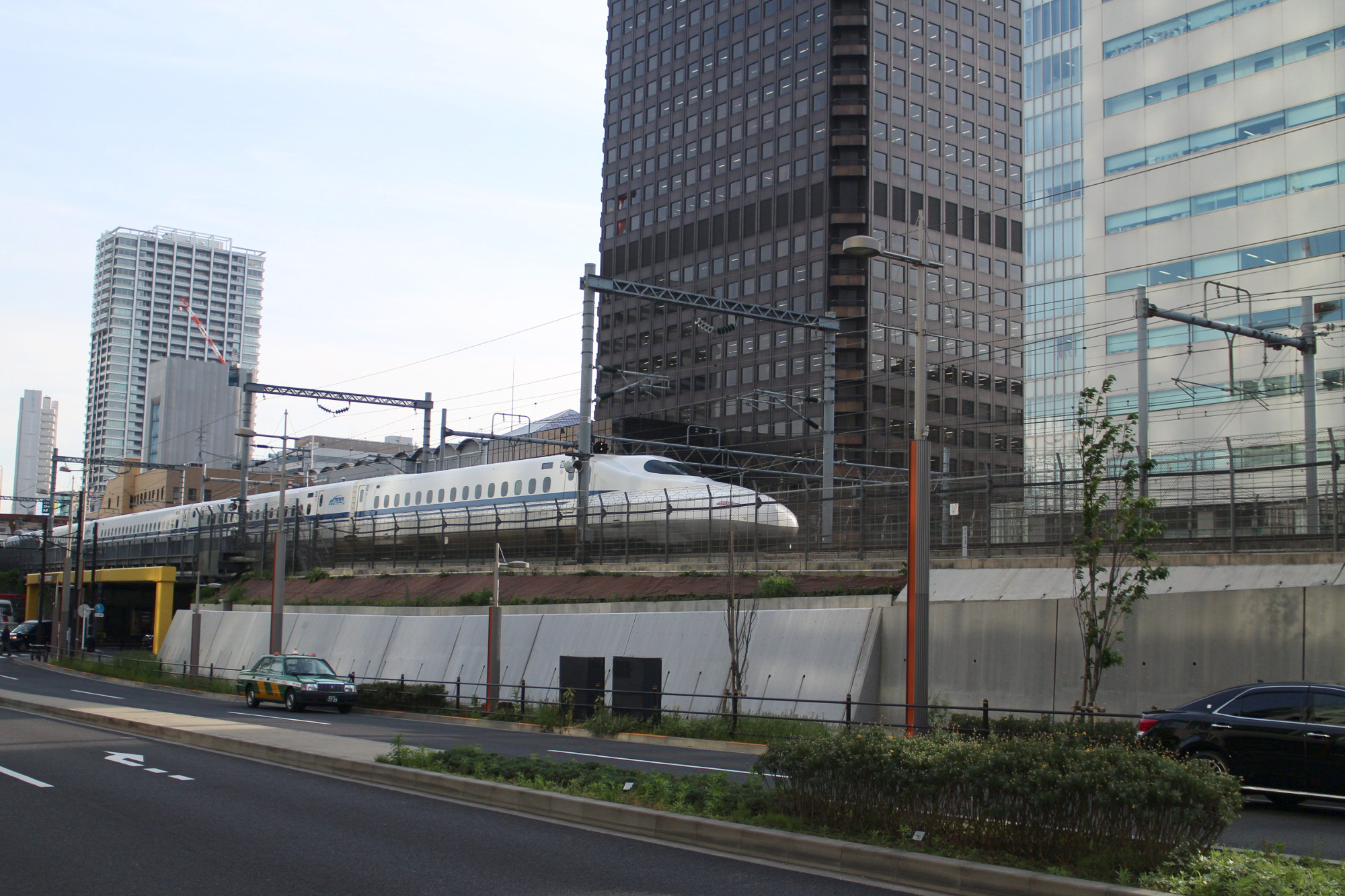 Ein Shinkansen passiert das World Trade Center.