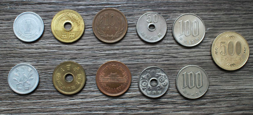 Das Münzgeld in Japan: Gemein ist das 5-Yen Stück (goldfarbend, mit Loch), die Zahl steht nur als Kanji drauf. (五)