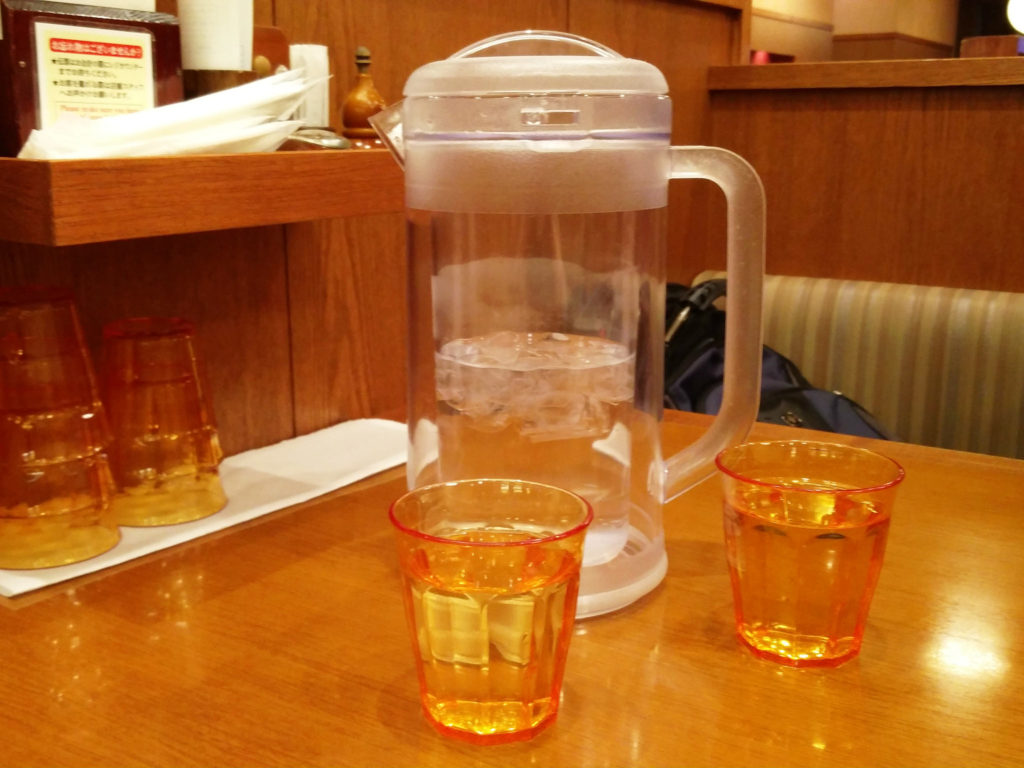 Kostenloses Wasser in Restaurants.
