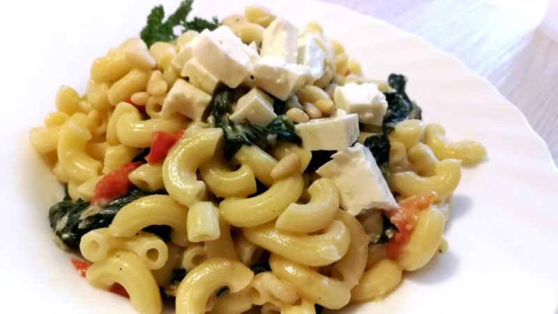 Pasta mit Spinat Feta und Kirschtomaten