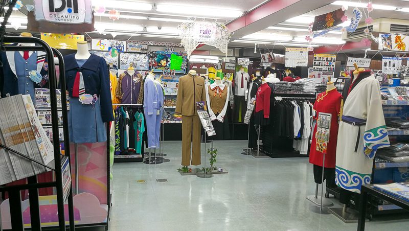 Blick in den Shop in Ikebukuro: Kostüme von beliebten Serien