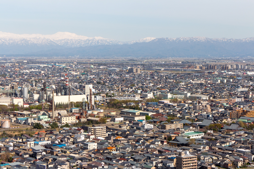 Blick vom Bandaijima Gebäude in Niigata in Richtung der schneebedeckten Berge.