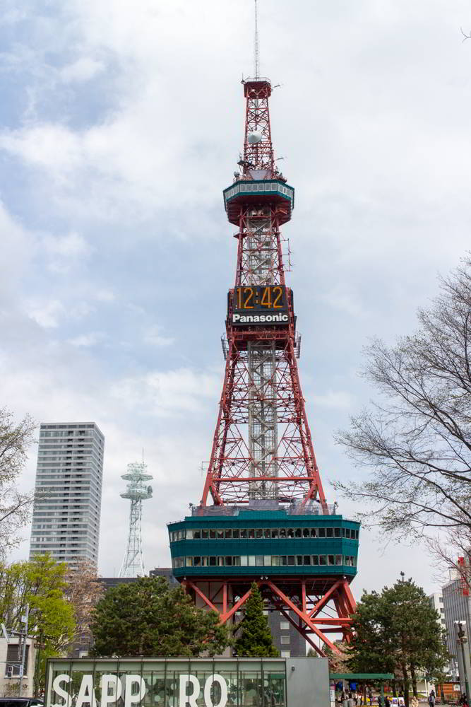 Der TV-Turm in Sapporo von unten aus gesehen.