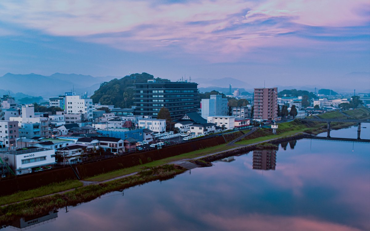 Nebeliger Morgen in Nobeoka, Blick auf das Rathaus und den dahinterliegenden Shiroyama (Burgruinen) Park.jpg