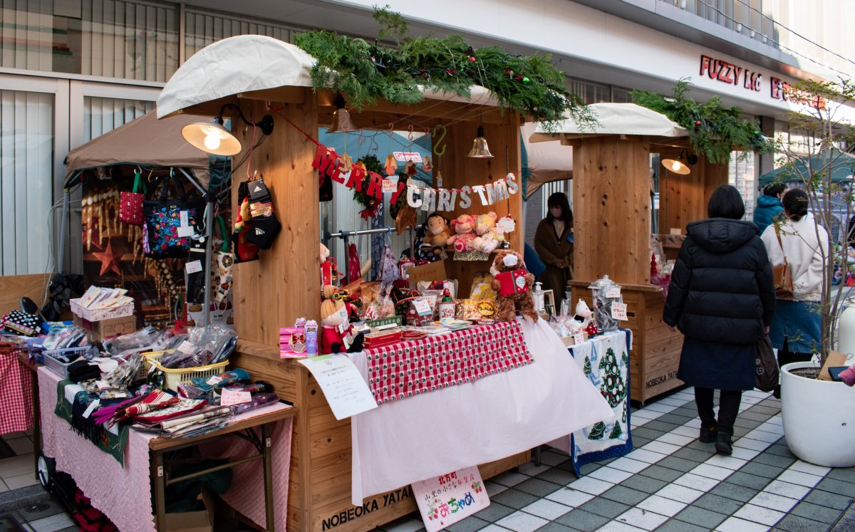 Stände beim deutschen Weihnachtsmarkt in Nobeoka 2020. / Foto: Carina Bublies