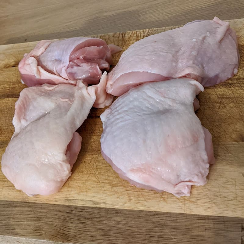 Für Karaage eignet sich für idealerweise fas Fleisch von entbeinten Hähnchenschenkeln. In mundgerechte Stücke schneiden.