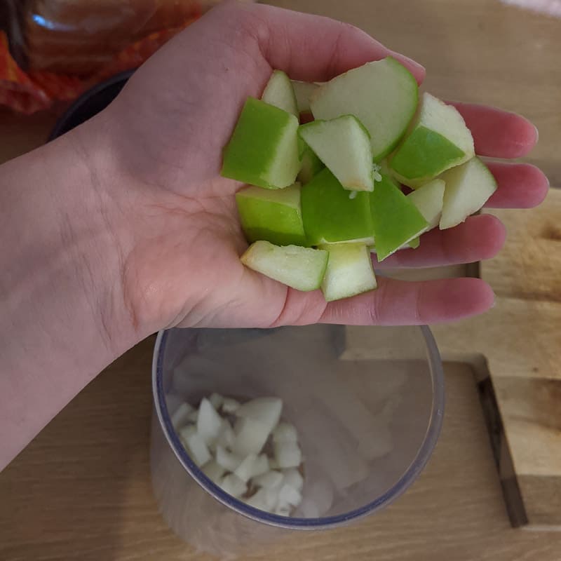 Für die Marinade Zwiebeln und Äpfel klein schneiden.