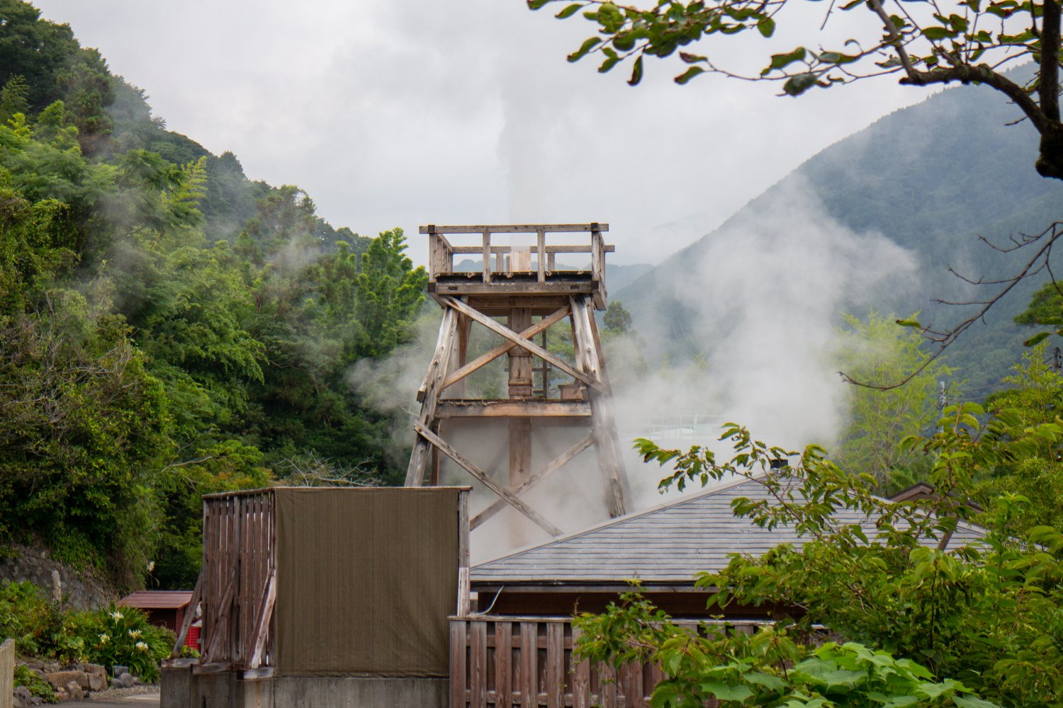 Im Mineonsen Daifunto Park spuckt regelmäßig eine heiße Quelle bis zu 30 Meter hoch.