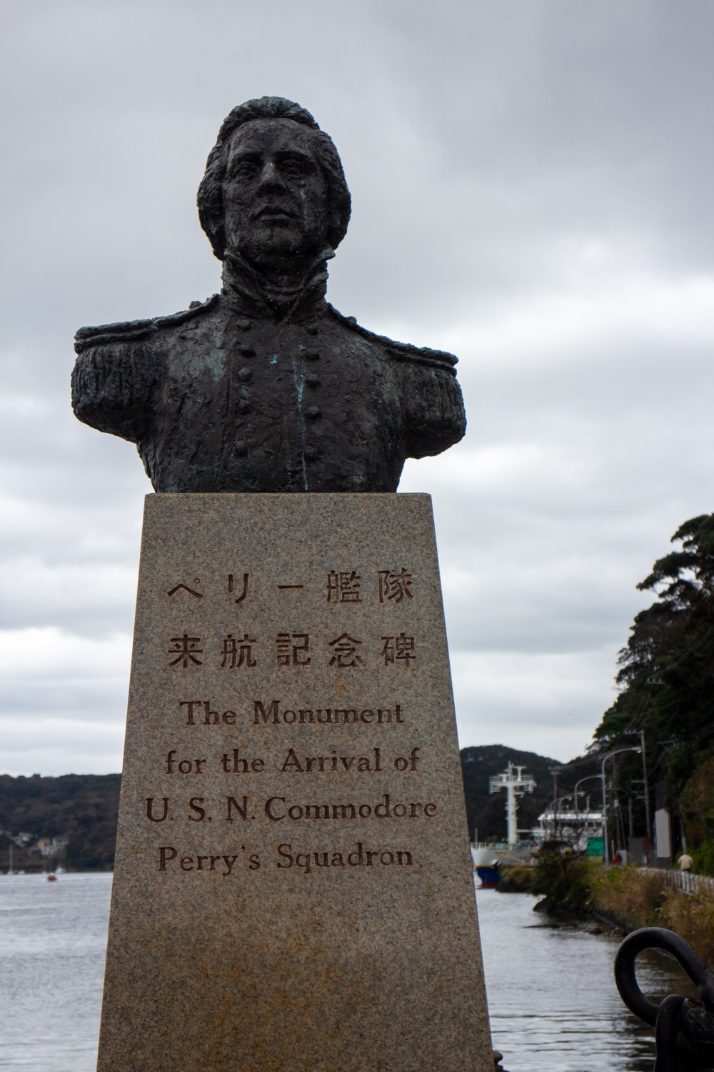 In Shimoda gibt es eine Büste im Hafen zu Ehren von Perry.