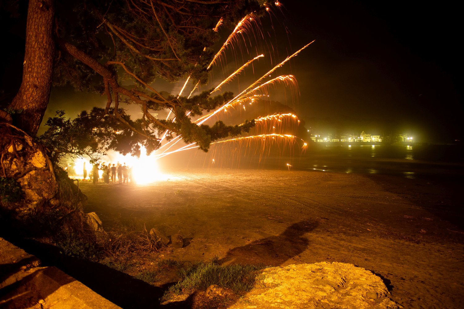 Im Sommer werden am Strand von Hotelgästen oft kleine Feuerwerke gezündet.