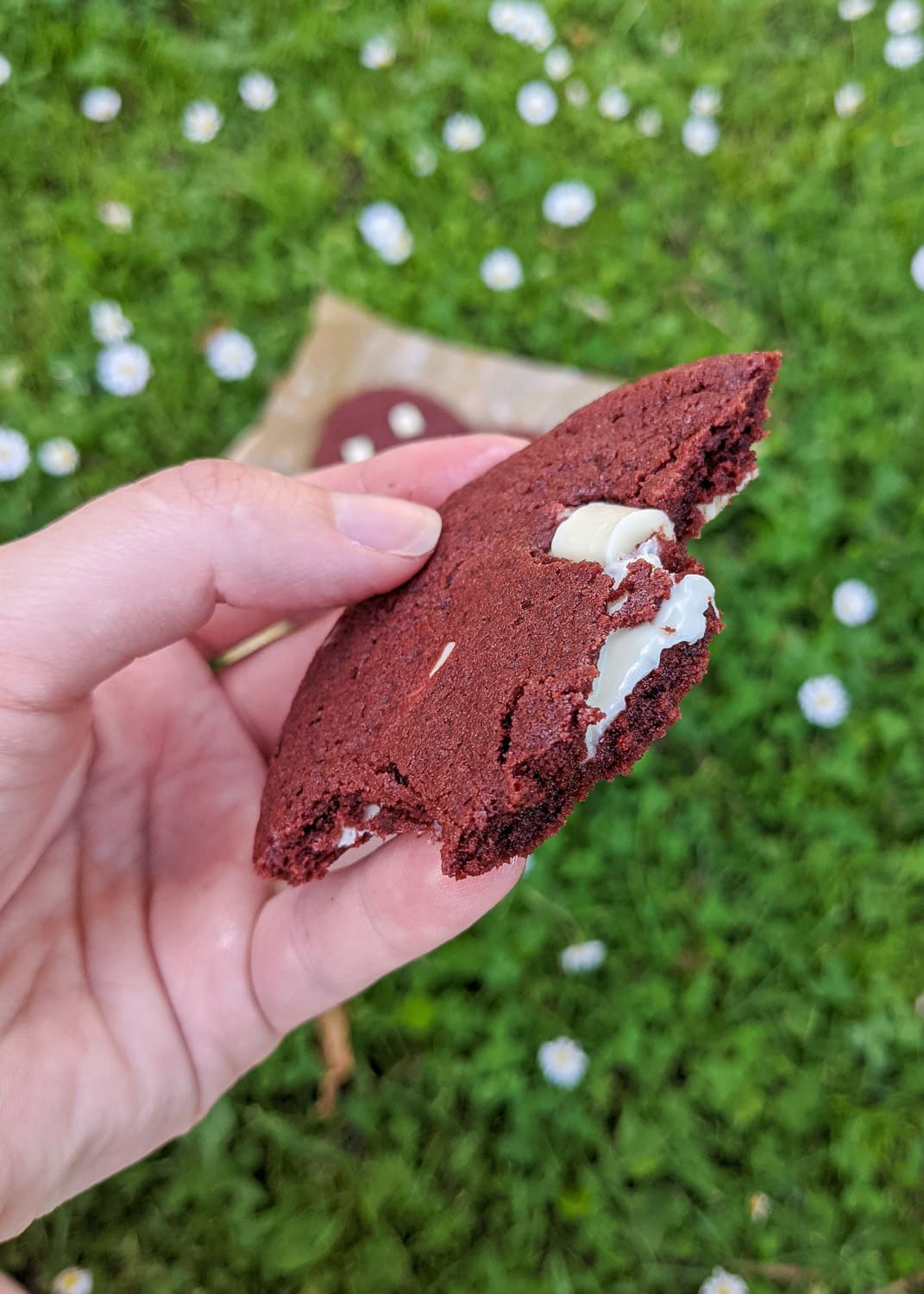 Red Velvet Cookie abgebissen