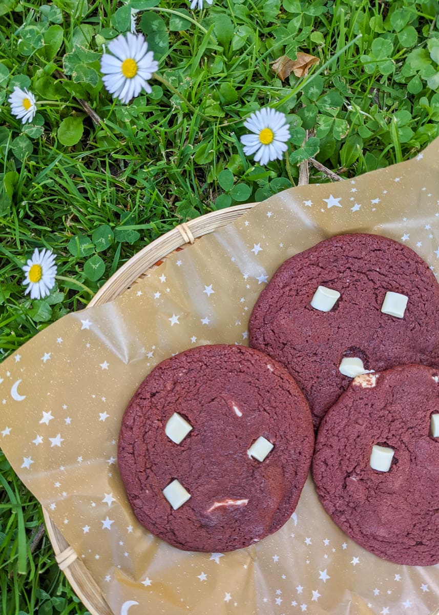 Red Velvet Cookies im Gras
