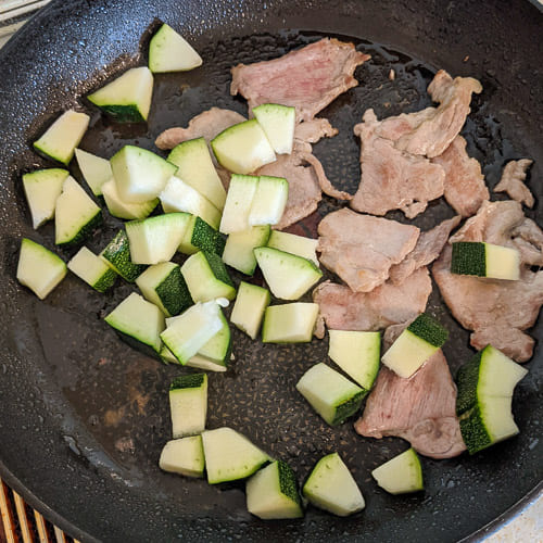Zubereitung Tsuke-Udon: Fleisch und Gemüse in der Pfanne