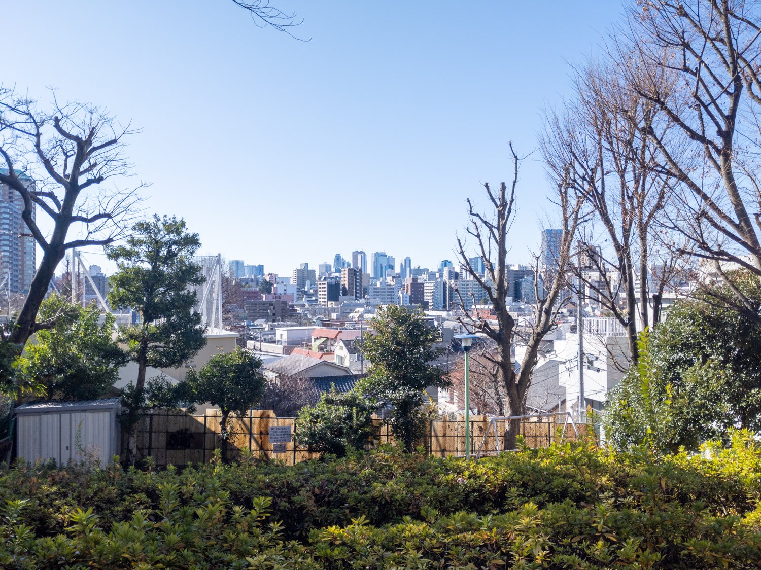 Die Anhöhe ist Teil des historischen Gebietes Yamanote und bietet einen unversperrten Blick auf Shinjuku.