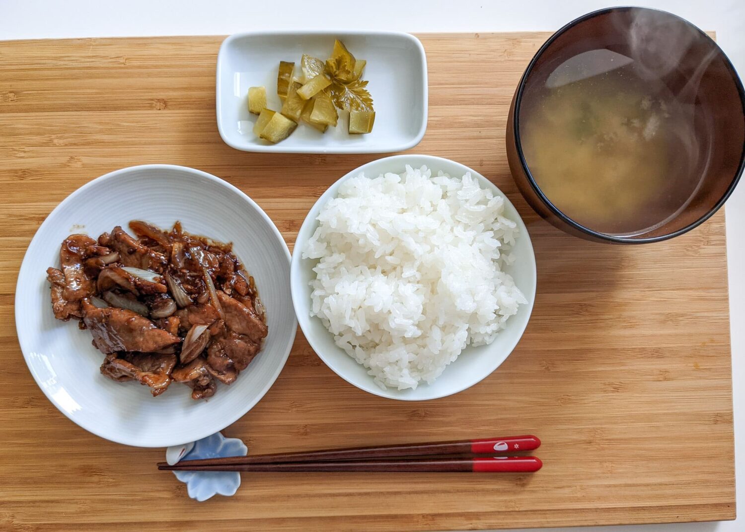 Shōgayaki angerichtet mit Reis, Tsukemono und Misosuppe