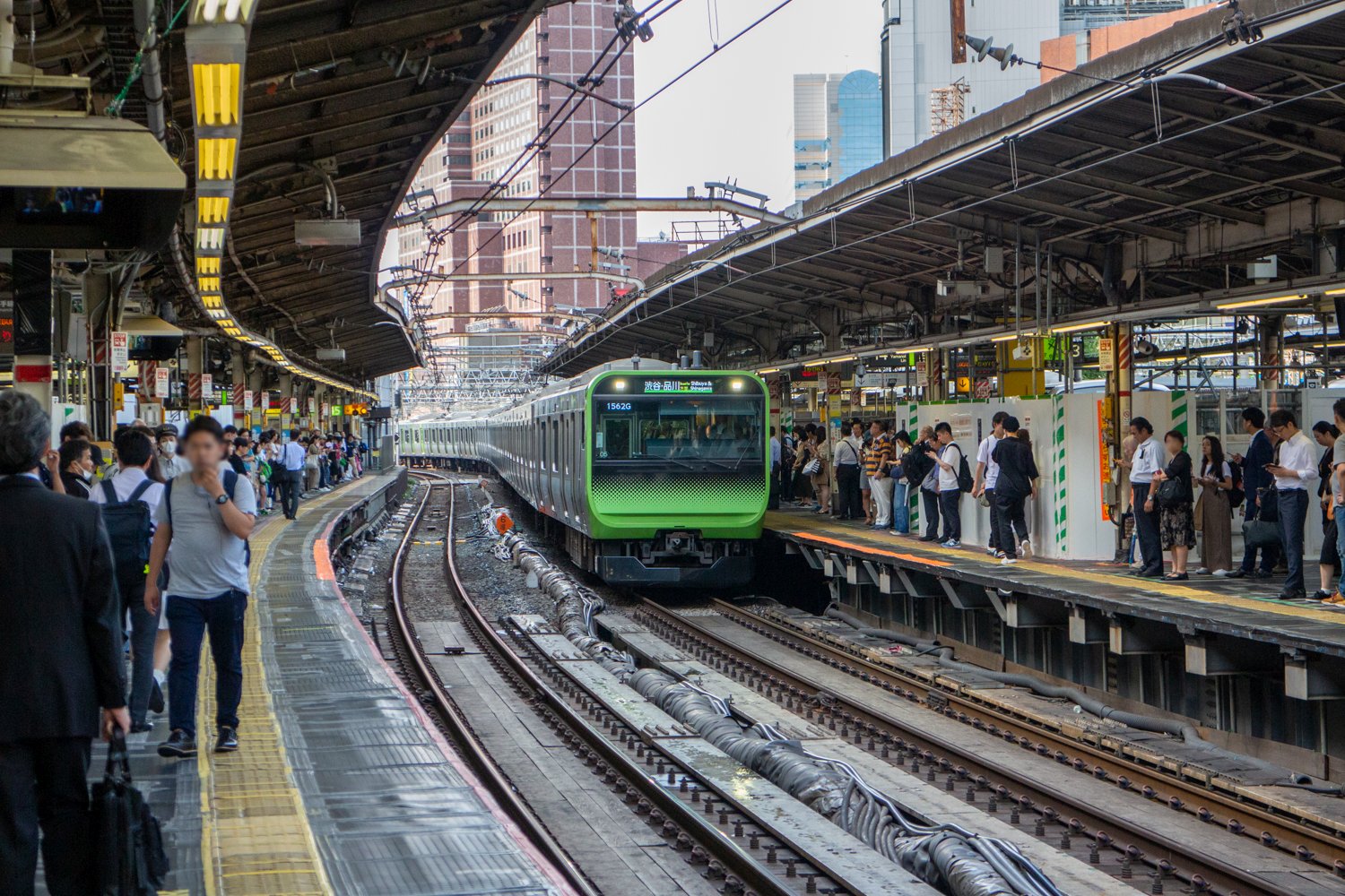 Ein Bahnsteig am Bahnhof Shinjuku