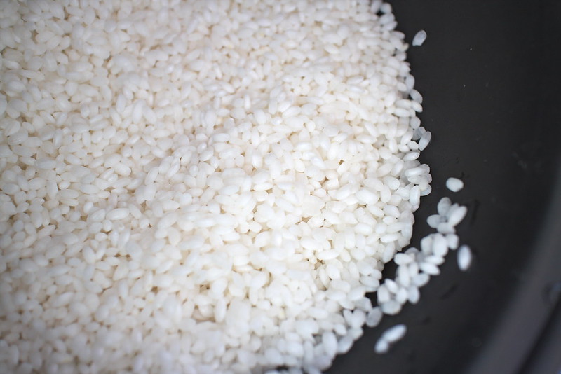 Frisch gewaschener Reis zum Sushi Reis kochen