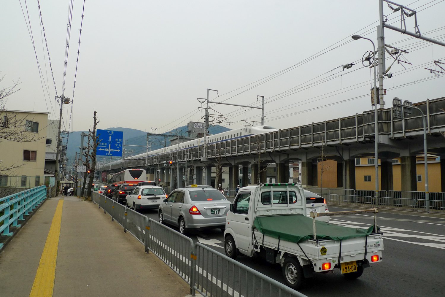 Yamashina auf Höhe der Go-jō Straße. Der Shinkansen fährt hier nur durch.