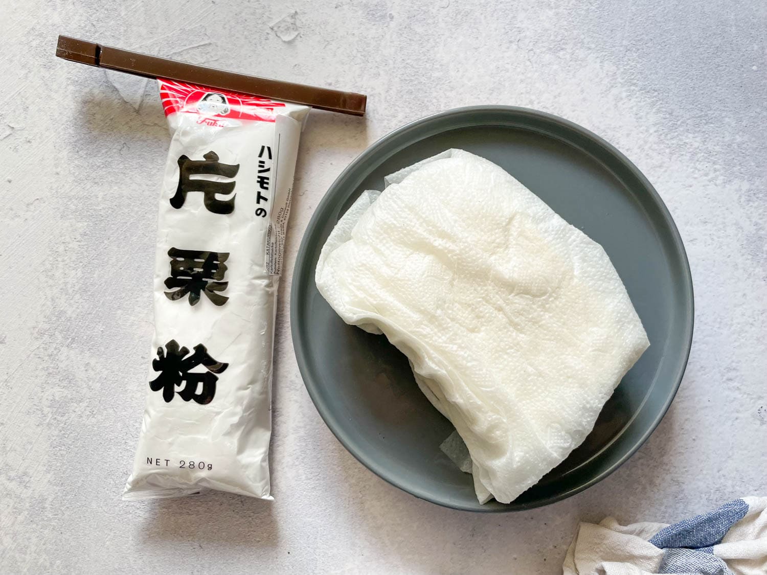 Agedashi Tofu - Tofu in Küchenpapier eingewickelt und auspressen