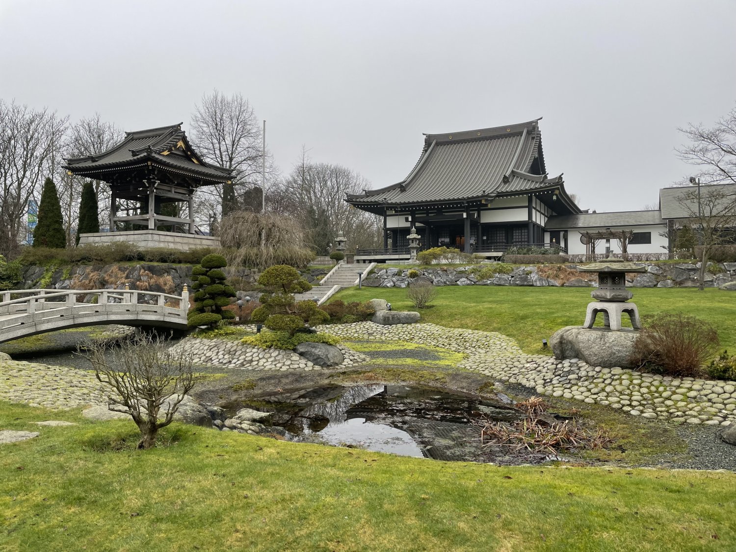 Das Eko-Haus ist Tempel und Kulturhaus in einem. Der Garten ist frei zugänglich.