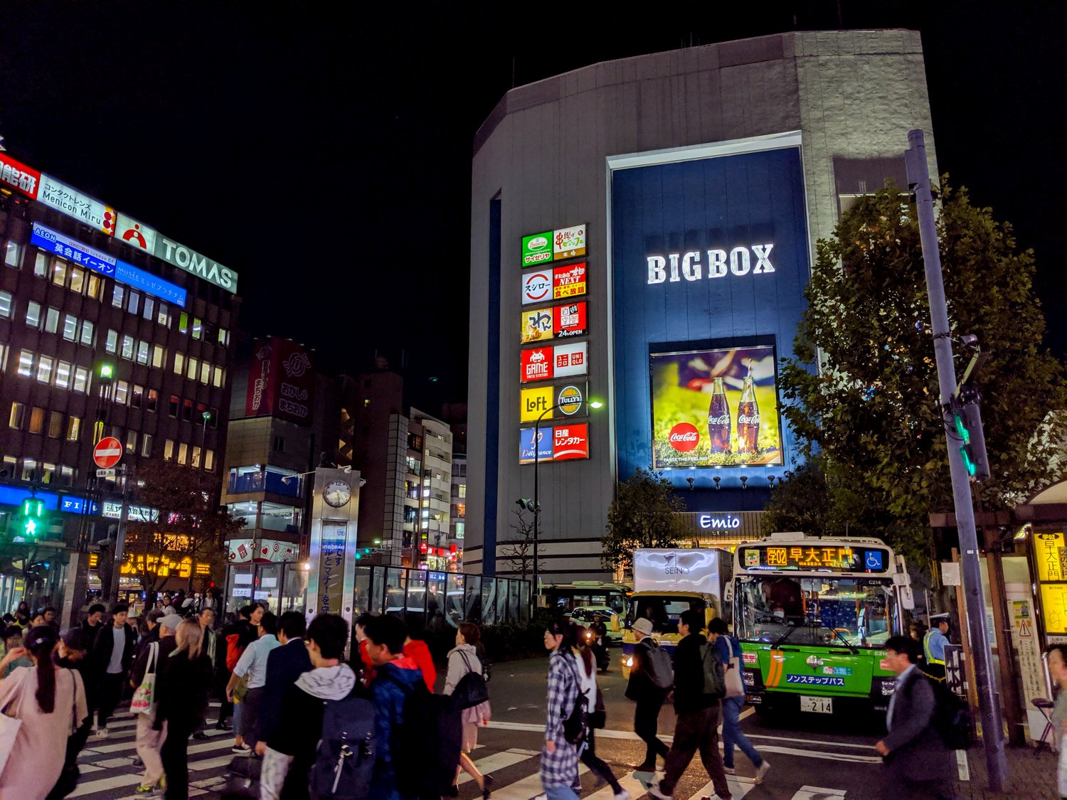 Die Big Box dominiert den Vorplatz, aber Takadanobaba hat mehr zu bieten!