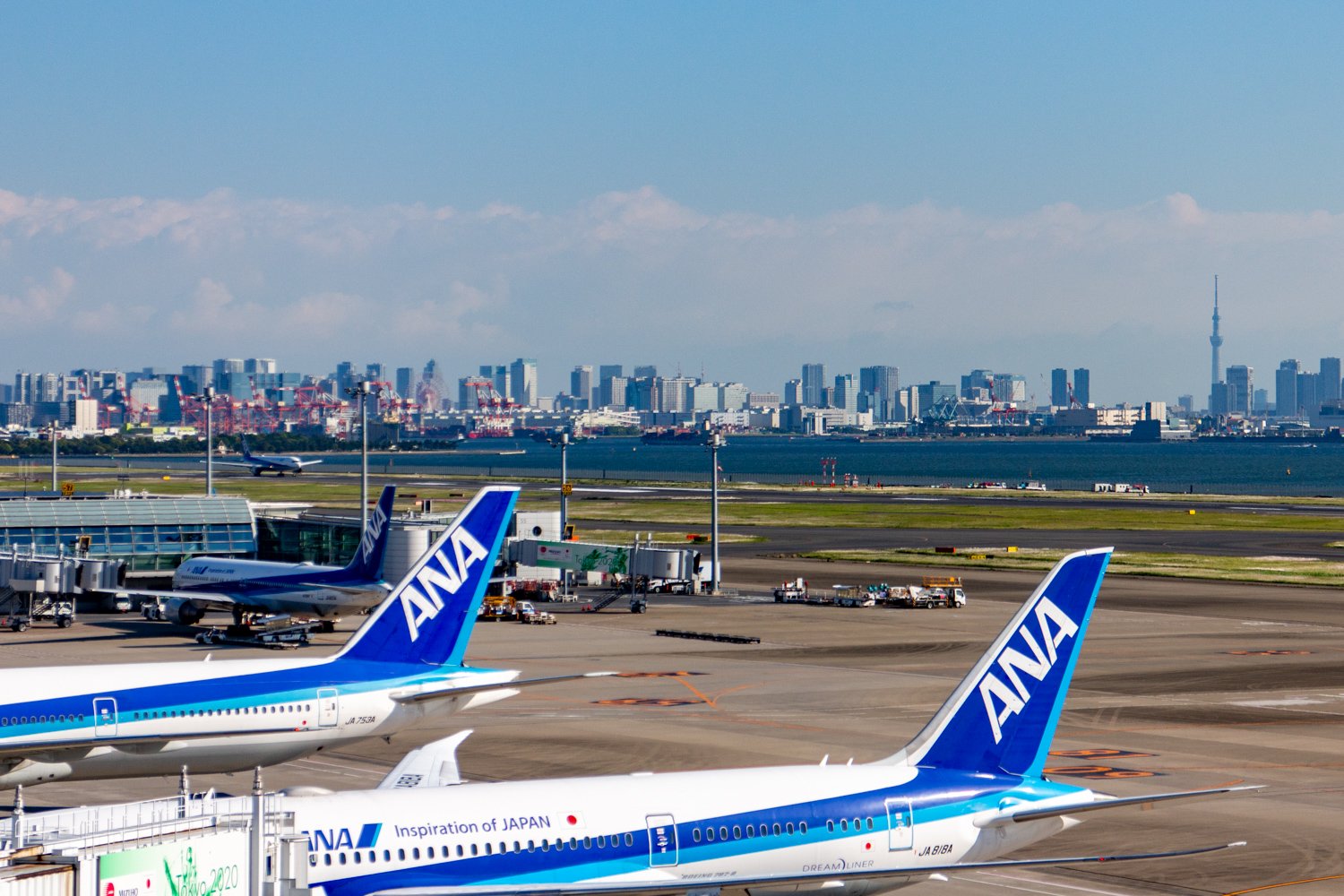Flugzeuge von ANA am Flughafen Haneda