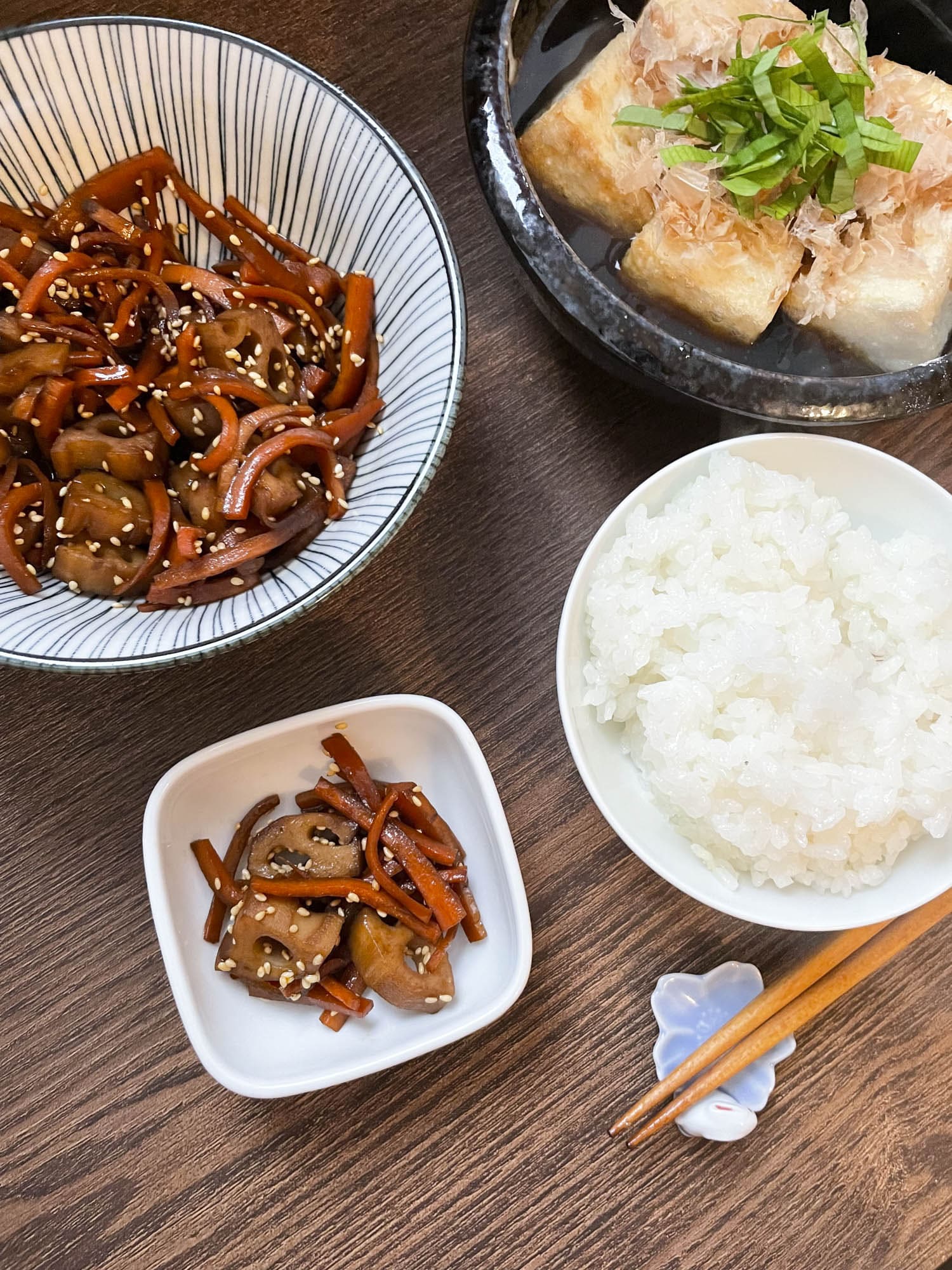 Kinpira angerichtet mit Reis und Agedashi Tofu
