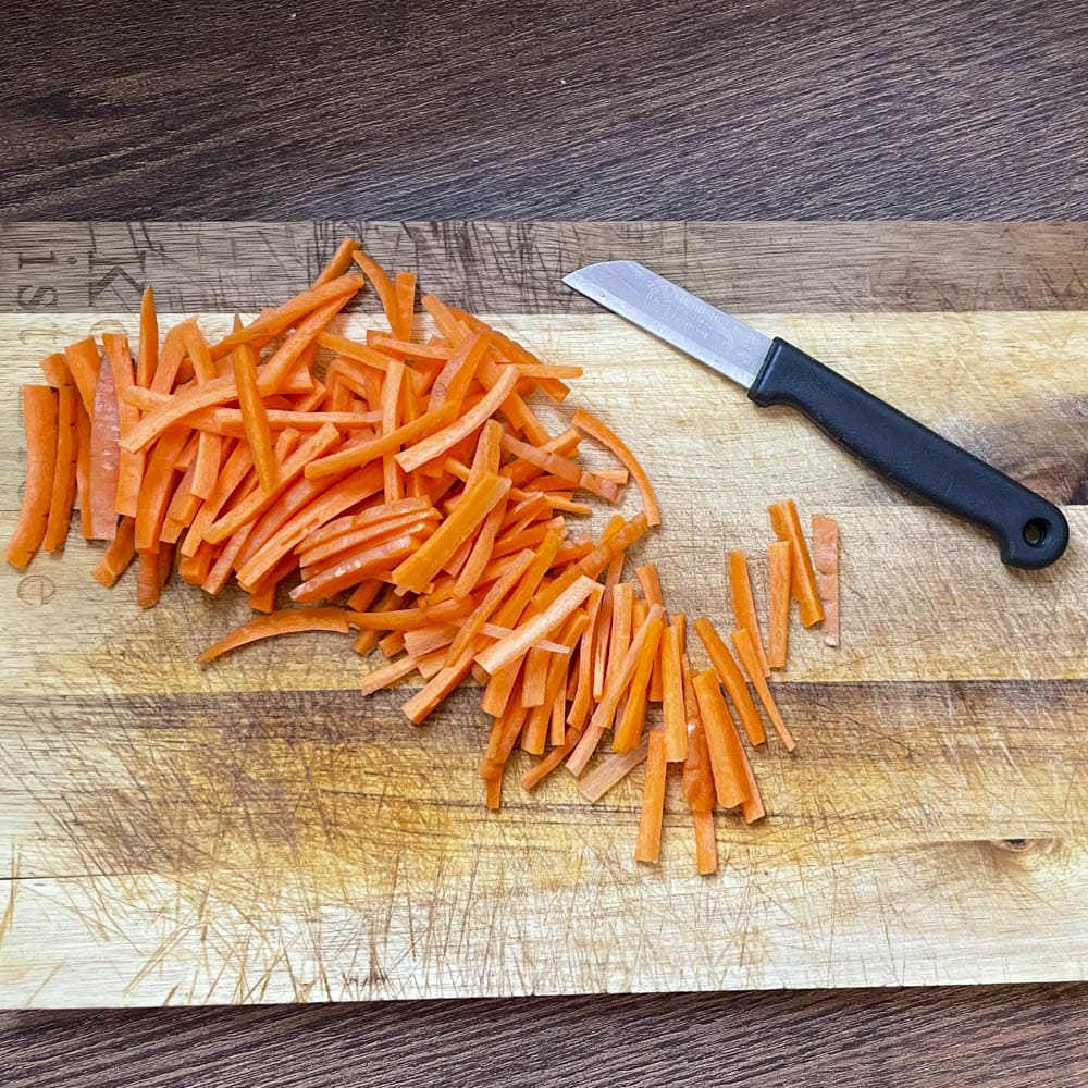Karotte für Kinpira in feine Streifen schneiden
