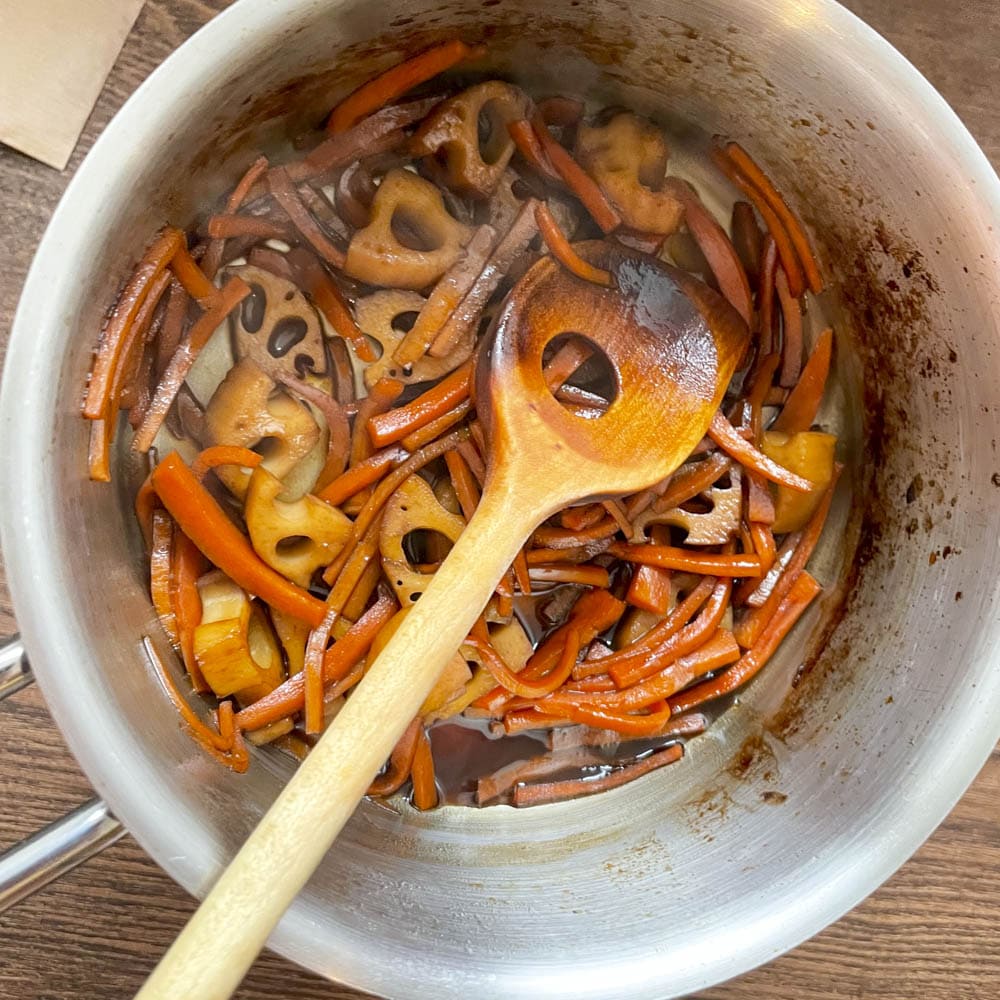 Kinpira eingekocht im Topf, das Gemüse hat sojasoße aufgesaugt