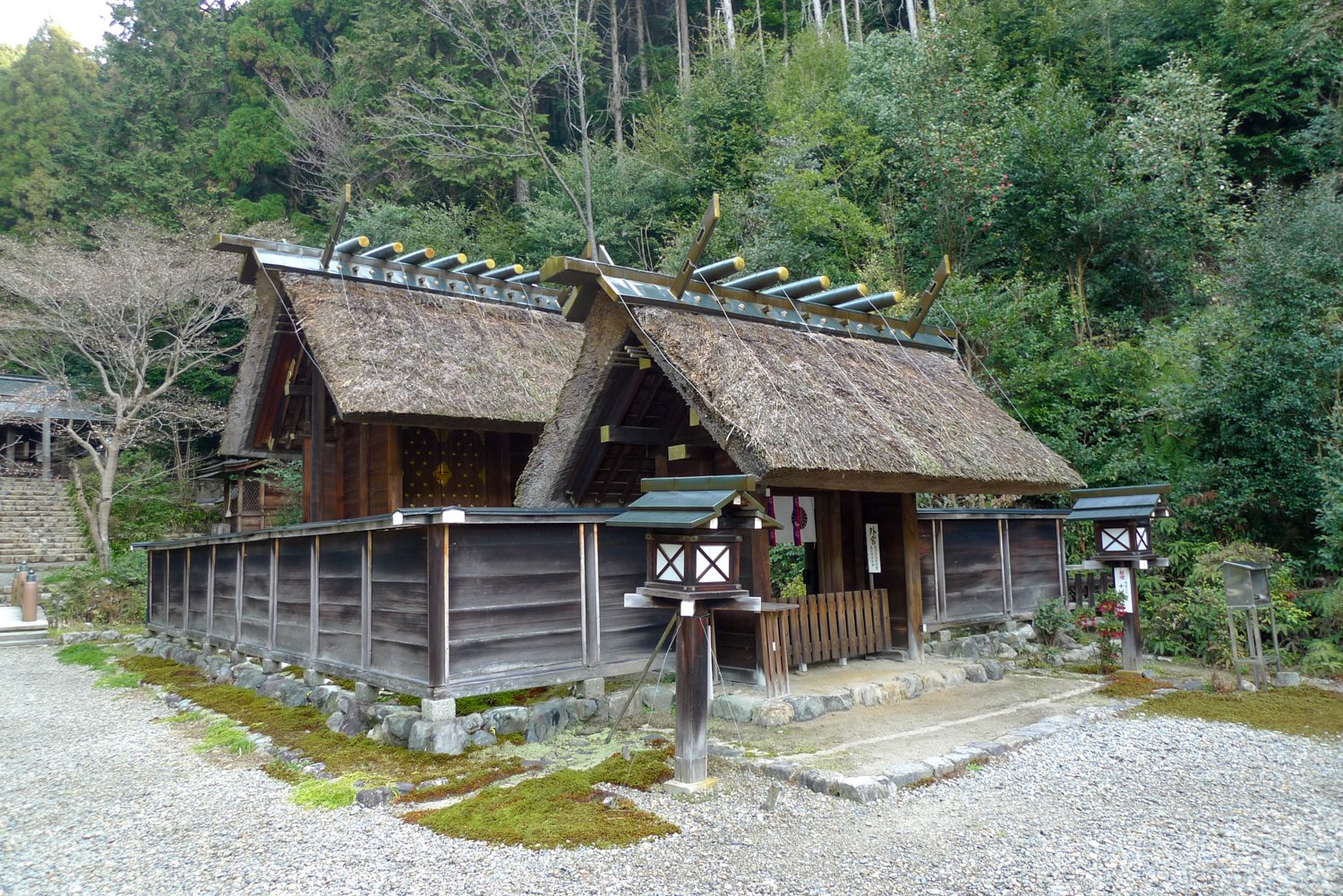Das Schreingebäude des Himukai Daijingu umgeben von grünem Wald