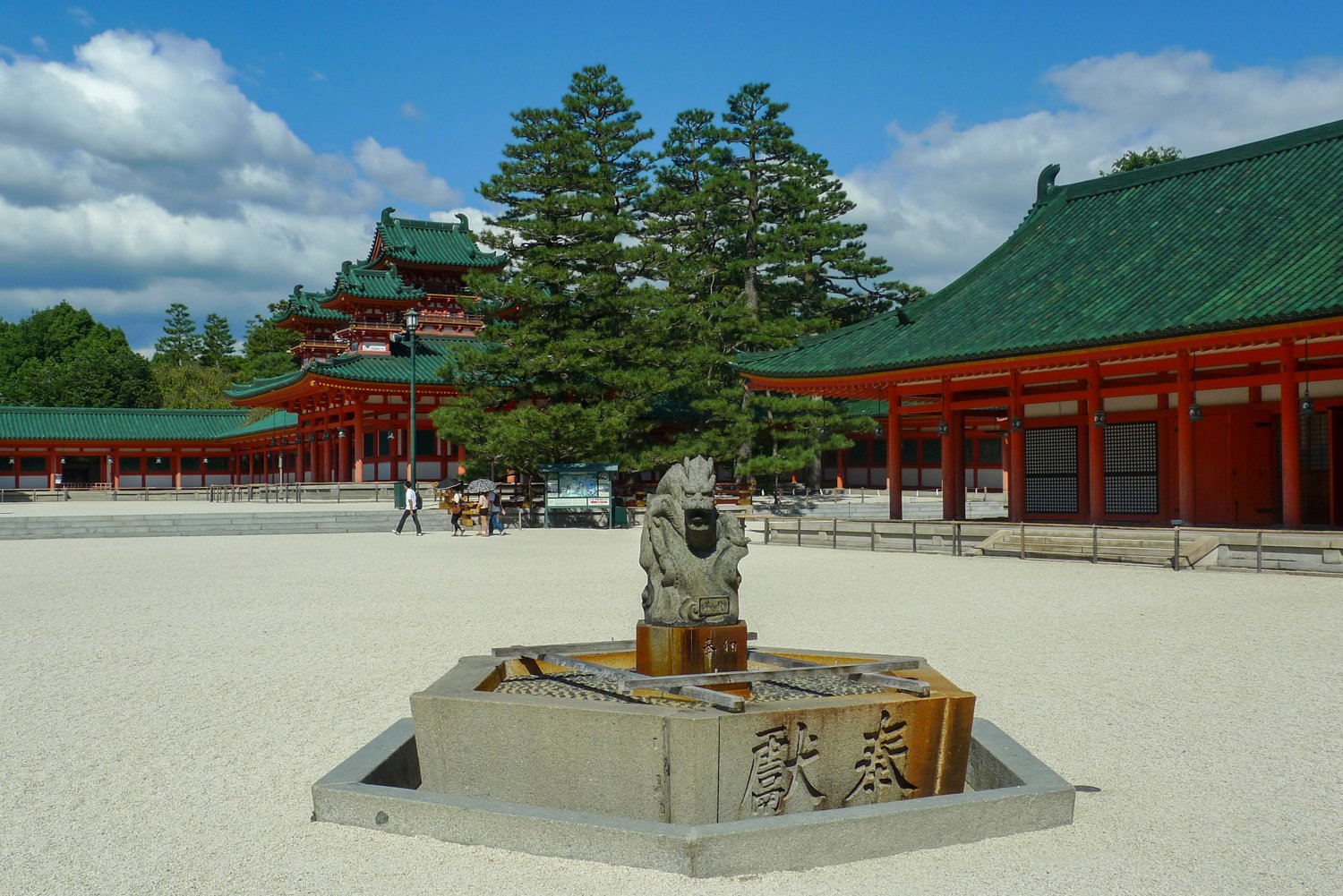 Ein Brunnen im Innenhof des Heian-jingu, im Hintergrund die Schreingebäude.