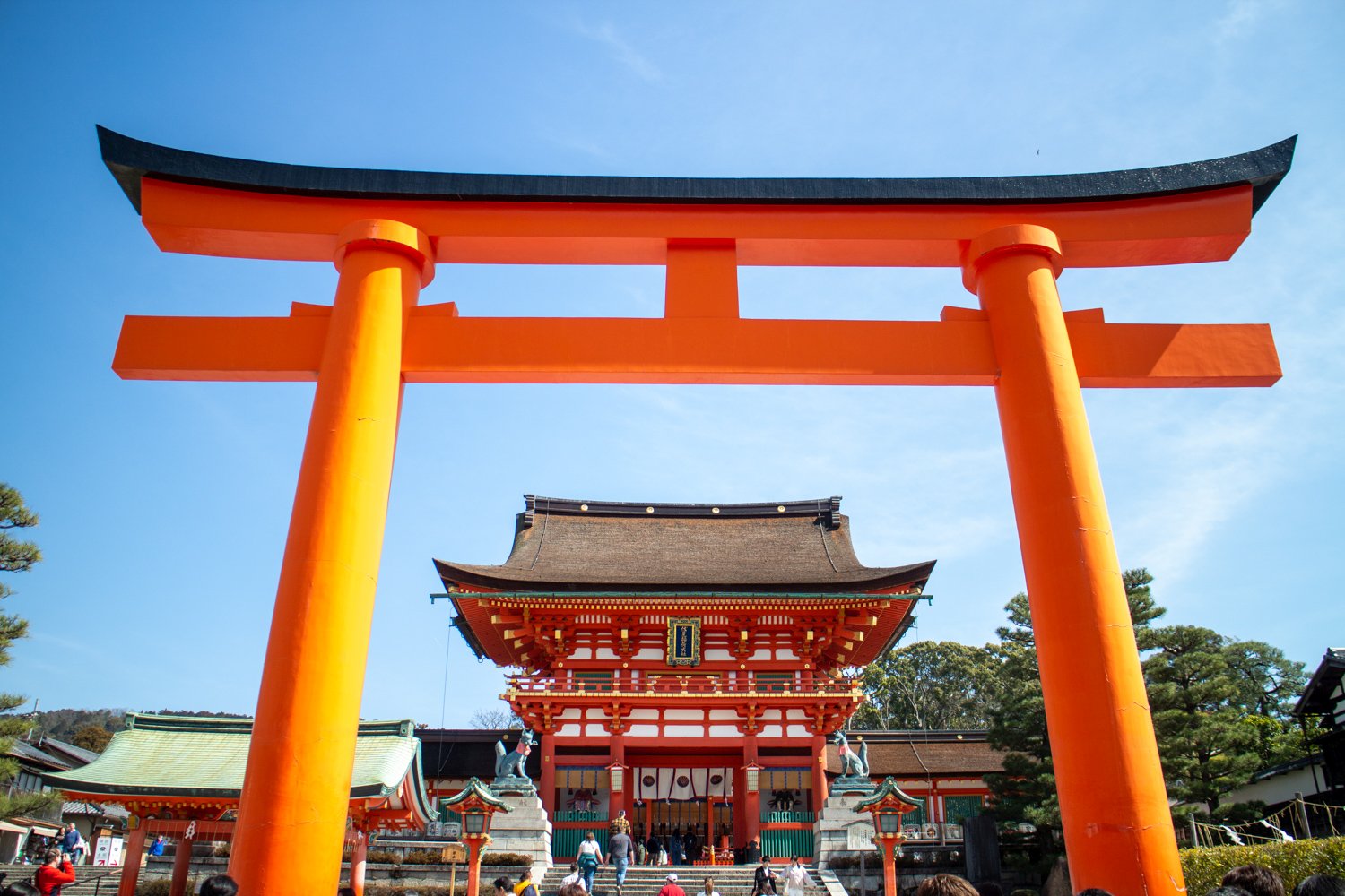 Das große Eingangstor des Fushimi Inari eingerahmt vom Torii am Eingang.