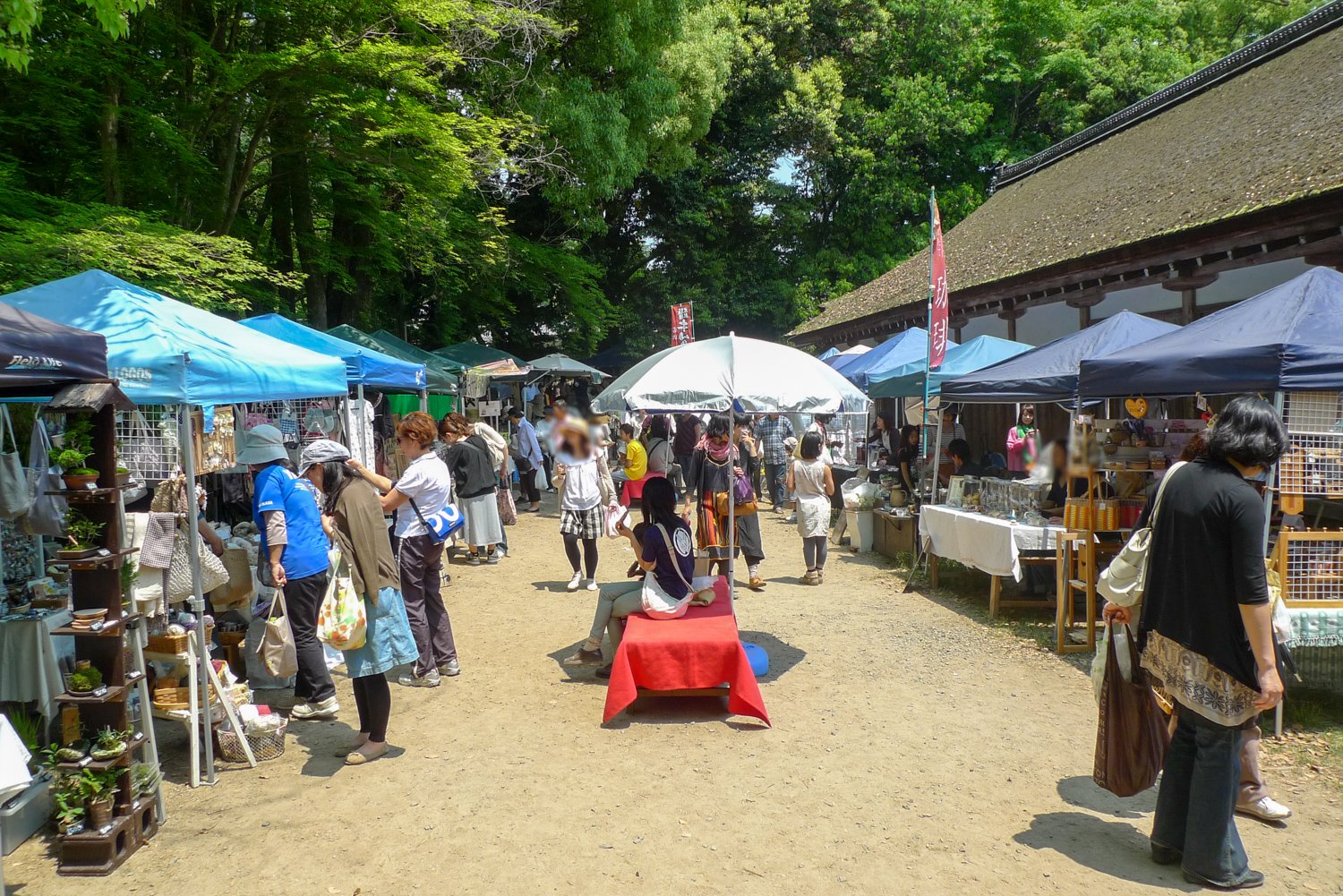 Flohmarktstände auf dem Gelände des Shimogami-jinja