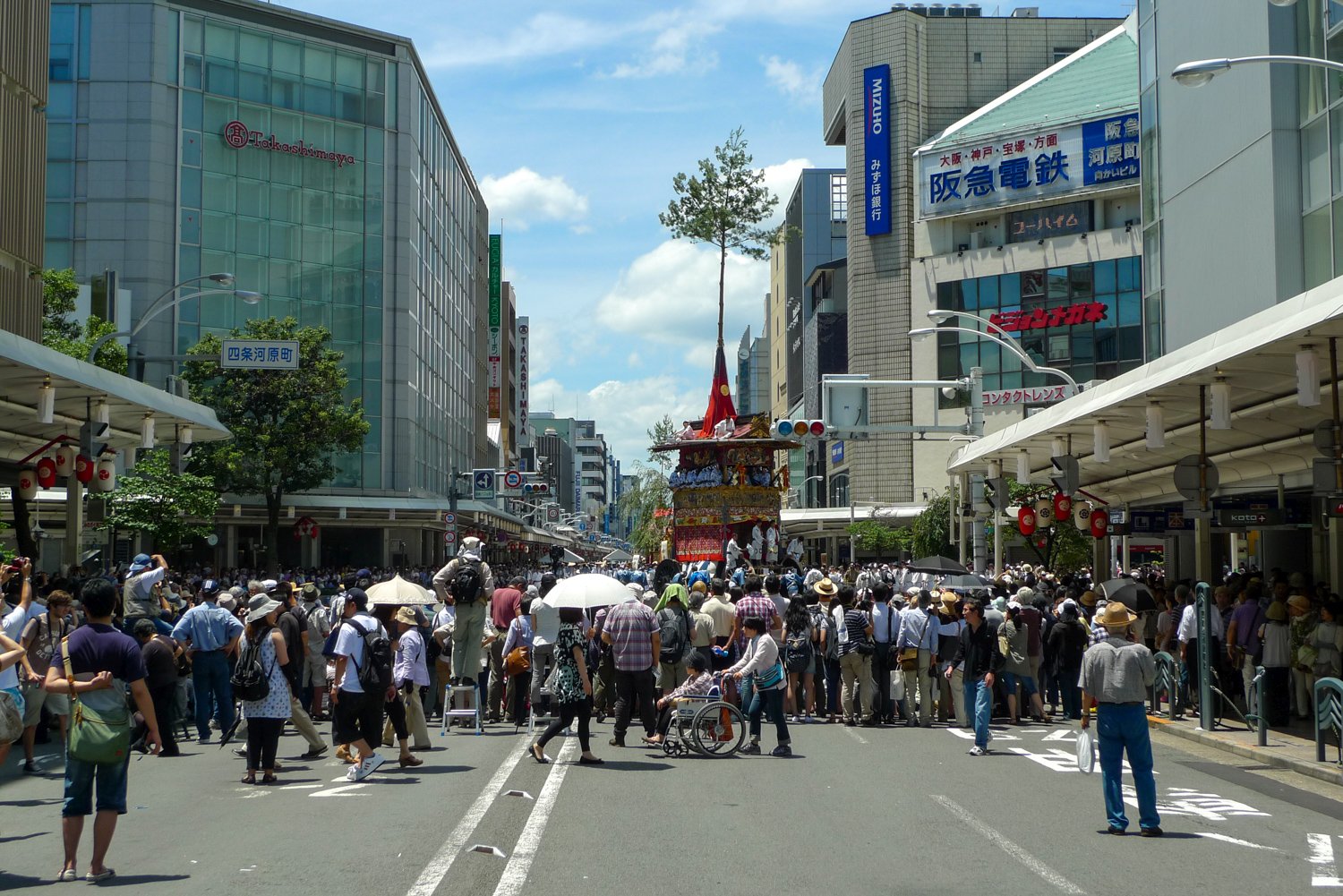 Große Wägen des Gion-Festivals in den Straßen von Kyoto