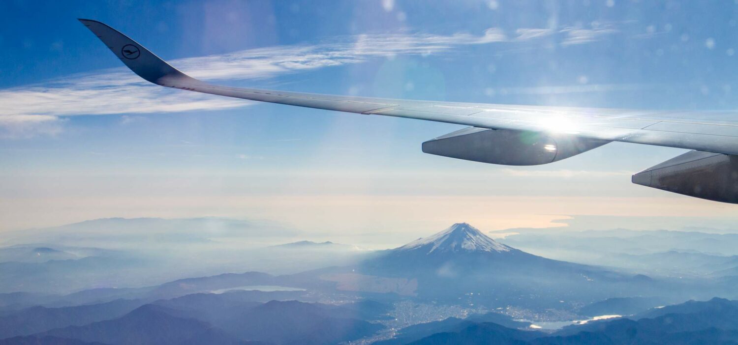 Blick aus einem Lufthansa-Flugzeug auf den Berg Fuji