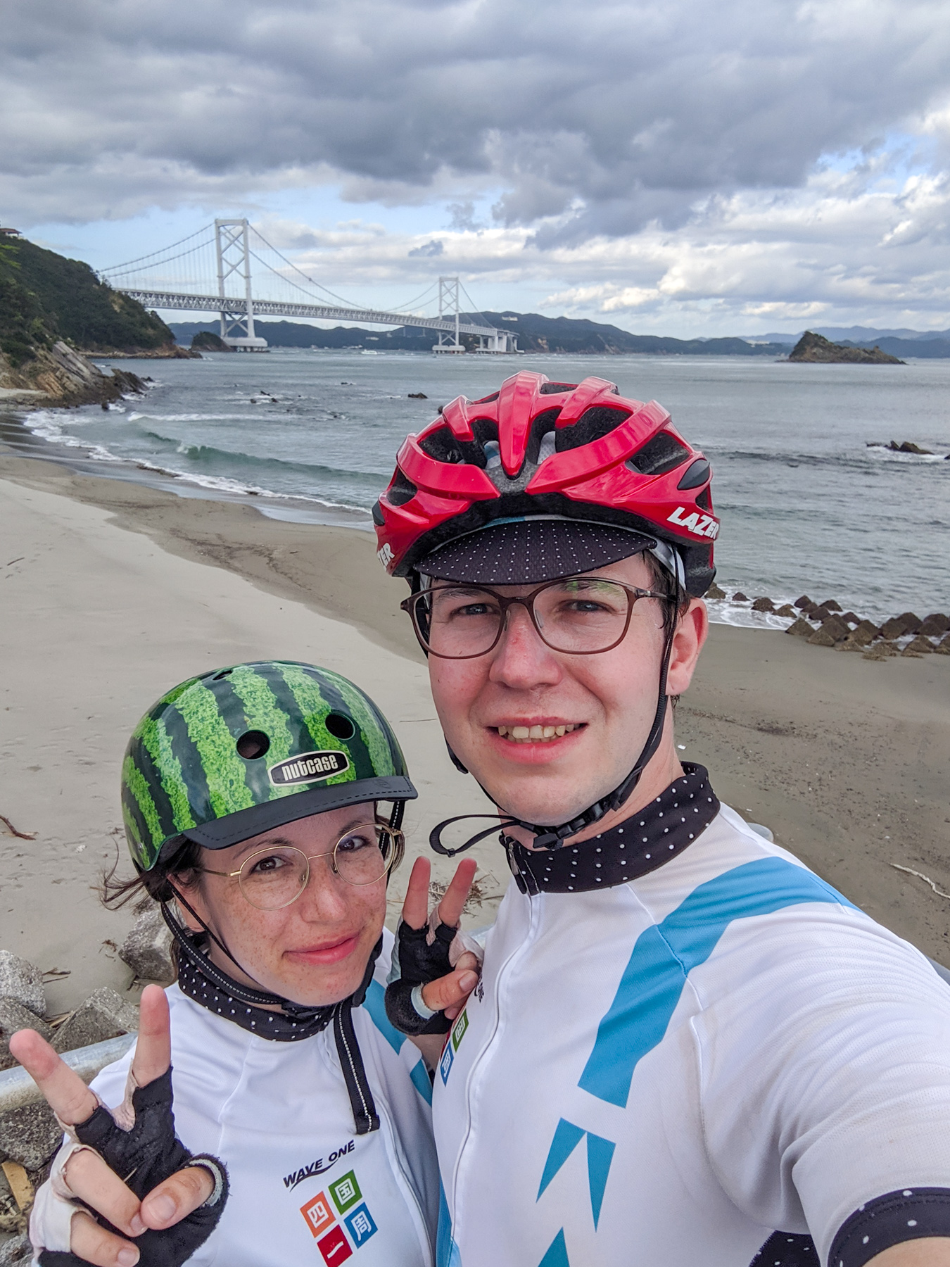 Stephanie und Michael an der Akashi-Kaikyo-Brücke in Tokushima