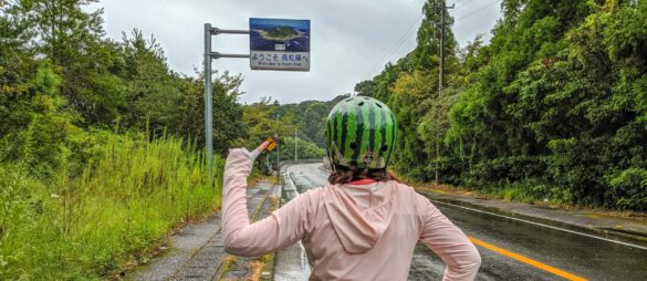 Mit Helm auf dem Kopf geht es ab in die Präfektur Kochi