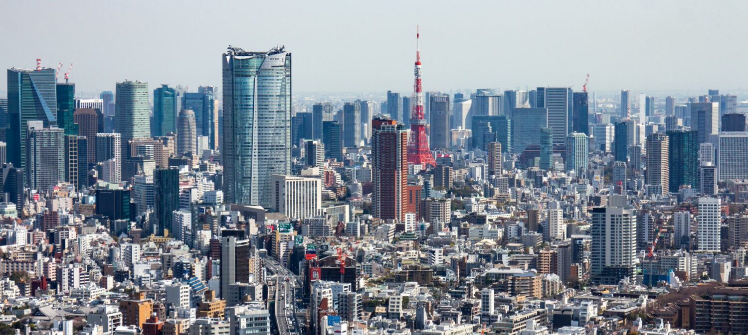 Die Skyline von Tokyo mit dem Tokyo-Tower und dem Mori Tower.
