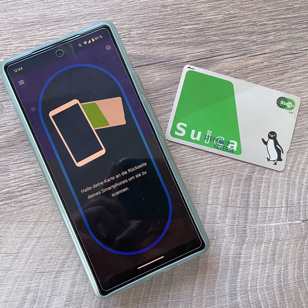 Smartphone in der Hand mit Japan Travel App für Suica Scanner