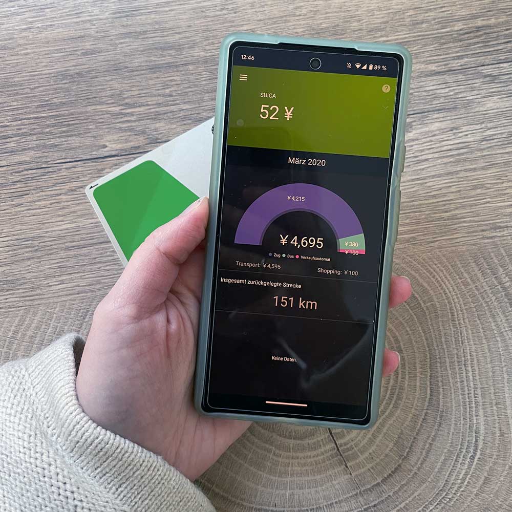Smartphone in der Hand mit Japan Travel App für Suica Scanner