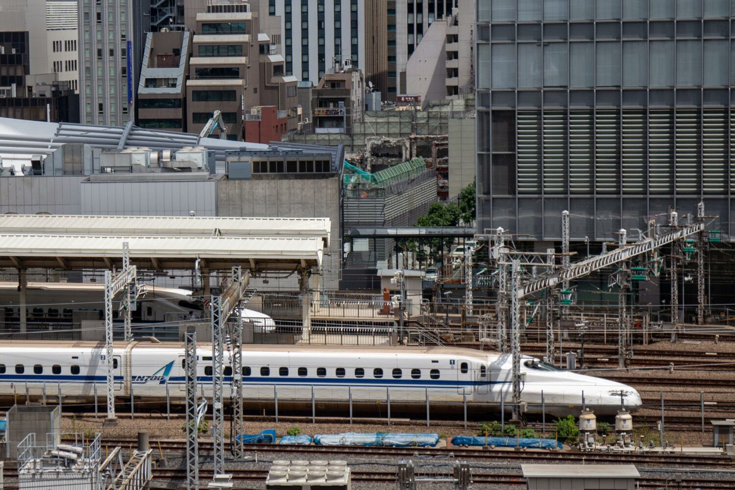 Ein Shinkansen im Bahnhof Tokyo