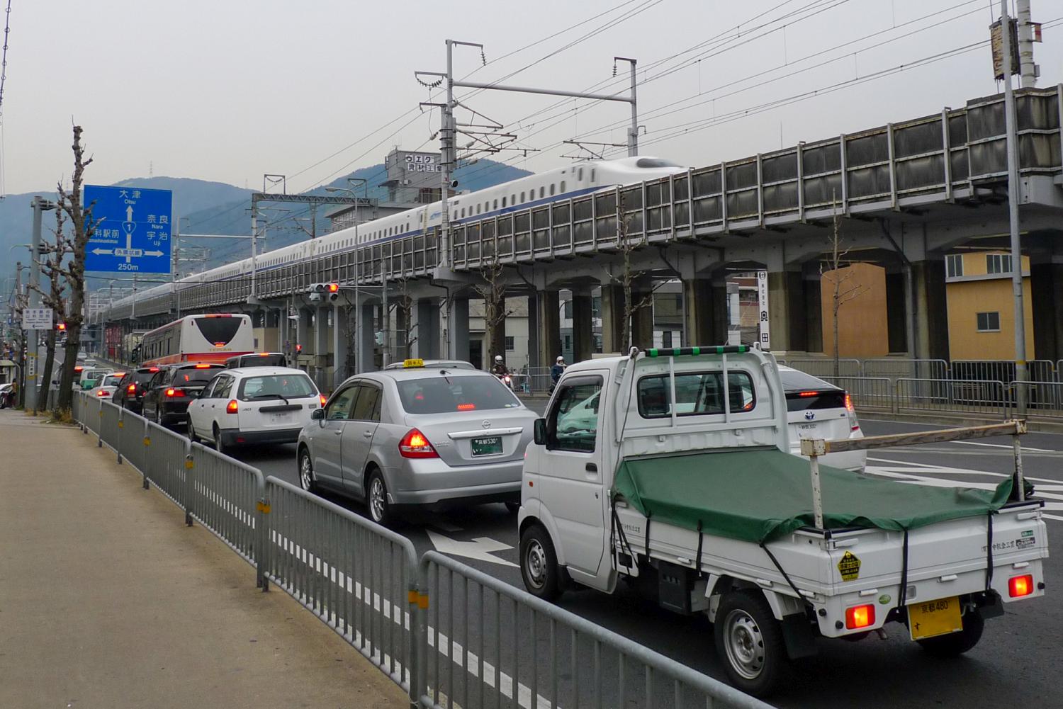Eine Shinkansen-Hochtrasse in Kyoto