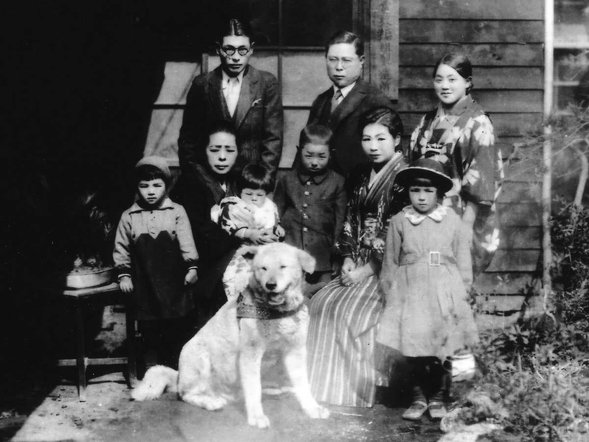 Die Familie Ueno mit ihrem Hund Hachiko - Bildquelle: Minkei / Wikimedia Commons 