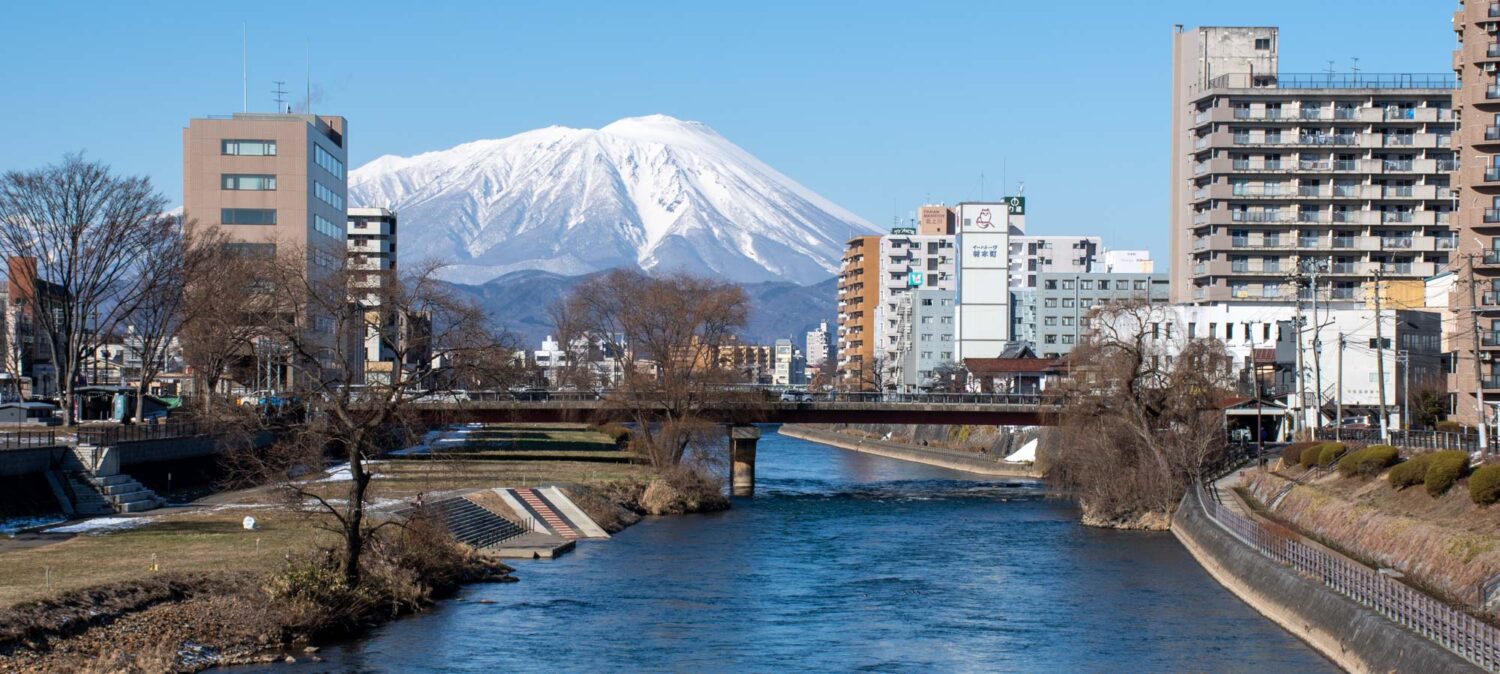 Morioka mit dem Berg Iwate im Hintergrund