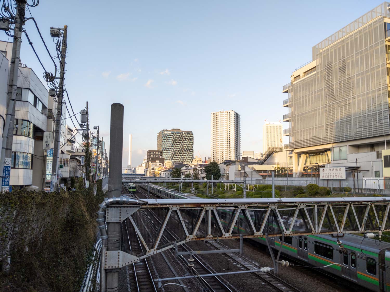 Blick über die Gleise von Mejiro nach Ikebukuro