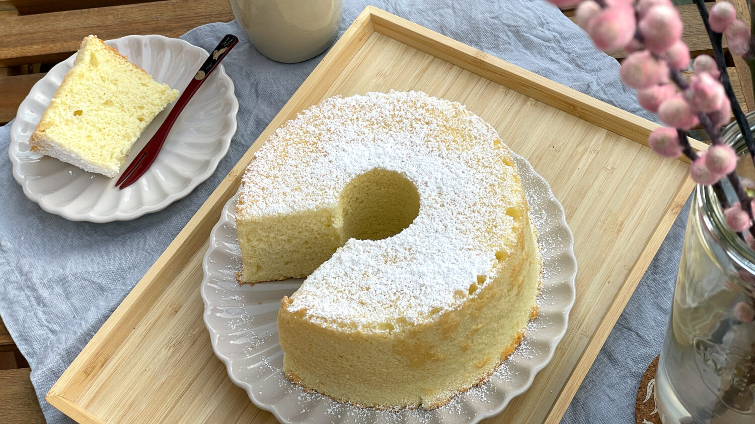 Angeschnittener Chiffon Cake auf einem Bambus-Tablet.
